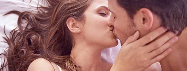 Frau küsst Mann, weil sie fremdgehen will