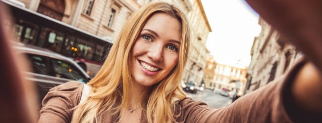 Single-Frau aus der Wiener Neustadt macht Selfie in der Stadt von sich