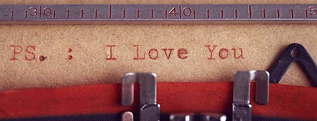 Mann will Liebe gestehen, mit der Schreibmaschine und schreibt "love You"