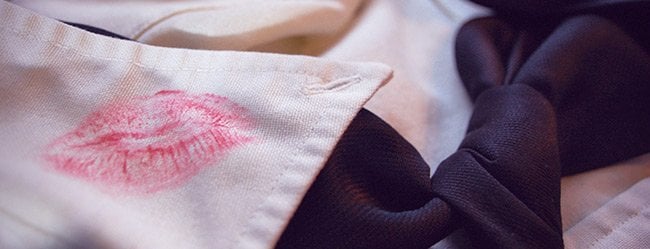 Mann geht fremd: Visualisiert durch die Nahaufnahme eines Hemdkragens mit Kussabdruck von Frauenlippenstift