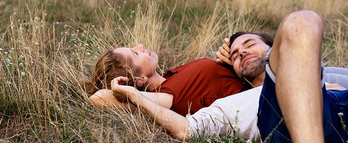 Mann Frau liegen im Gras sind dabei sich neu zu verlieben