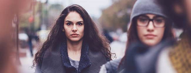 Frau in Fußgängerzone hat Angst vor Gefühlen